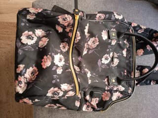 Mochila Kroser floral negra y rosa