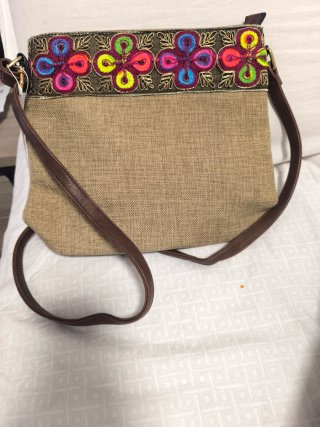 Bolso Bosanova beige con bordado multicolor