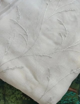 Cortinas blancas bordadas