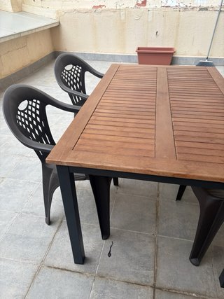 Mesa y 4 sillas de exterior
