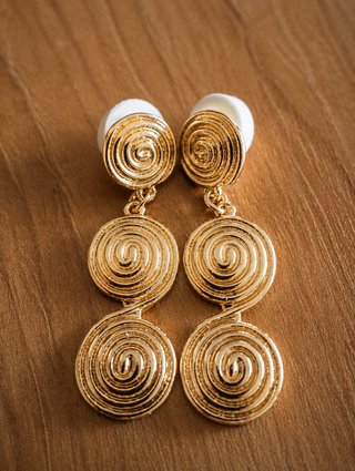 Pendientes dorados con espiral