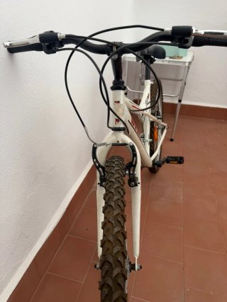 Bicicleta infantil blanca