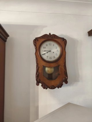 Reloj de pared antiguo de madera