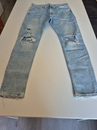 Pantalón vaquero juvenil desgastado