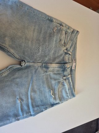 Pantalón vaquero juvenil desgastado