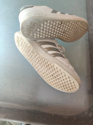 Zapatillas Adidas Blancas y Plateadas