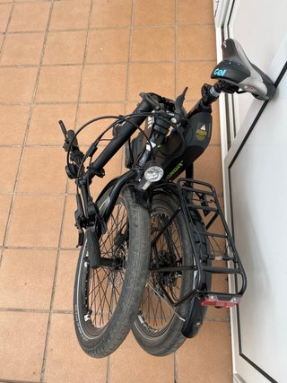 Bicicleta eléctrica plegable negra