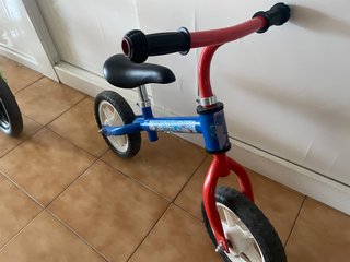 Bicicleta sin pedales roja y azul infantil