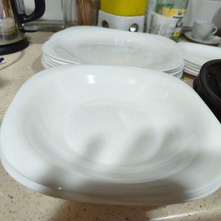 Juego de platos negros y blancos