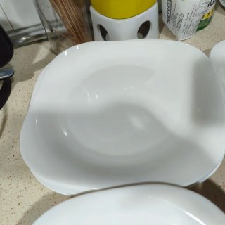 Juego de platos negros y blancos