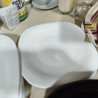 Juego de platos negros y blancos