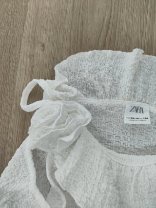 Top Zara blanco con volantes