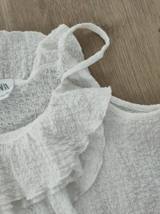 Top Zara blanco con volantes