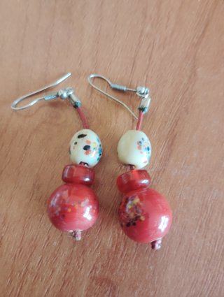 Pendientes de cuentas rojas y blancas