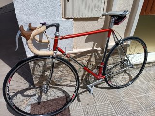 Bicicleta de carretera roja