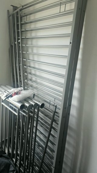 Litera metálica gris