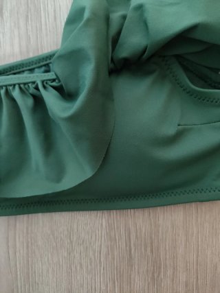 Top bikini verde con volantes