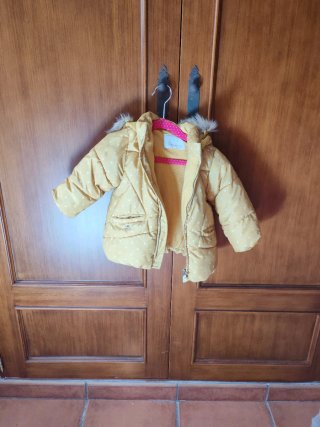 Chaqueta niña amarilla con lunares de Zara