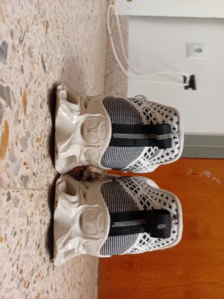 Zapatillas deportivas grises y blancas
