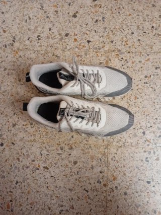 Zapatillas deportivas grises y blancas