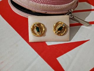 Pendientes vintage dorados con piedra verde