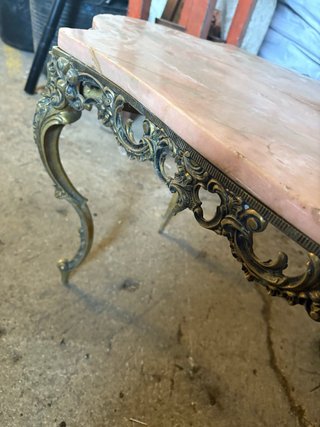 Mesa antigua mármol y latón