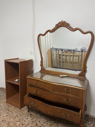 Armarios y cómodas de madera marrón. No envios