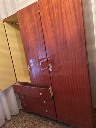 Armarios y cómodas de madera marrón. No envios