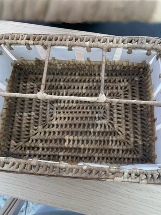 Cesta de mimbre con asa y separadores