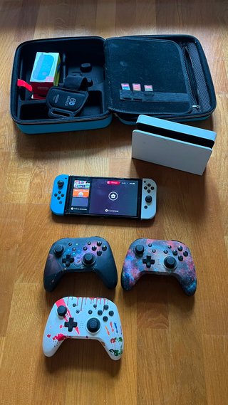 Nintendo Switch + Funda, Dock y Mandos