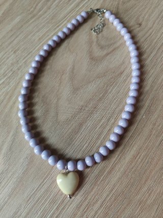 Collar de cuentas lila con corazón verde