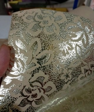 Piel de serraje con estampado floral