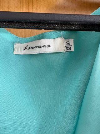 Vestido corto azul turquesa con plumas
