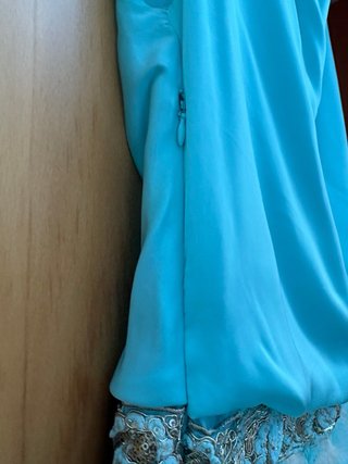 Vestido corto azul turquesa con plumas