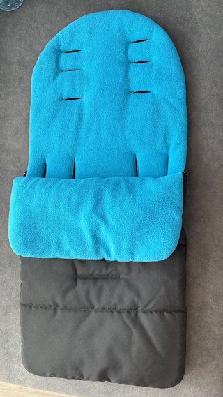 Saco de bebé azul y negro