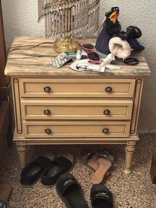 Ropero de madera, 6 puertas, comoda y 2 mesas