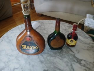 Bottiglie di liquore antiche