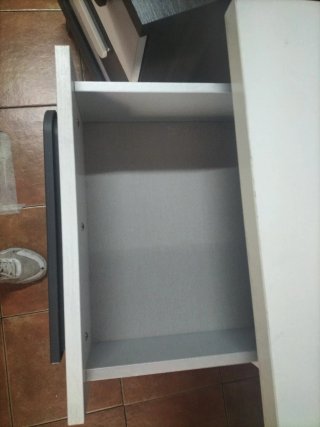 Escritorio blanco y negro con cajones