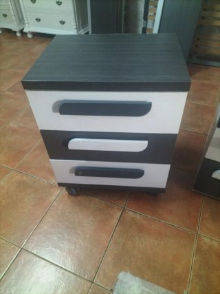 Escritorio blanco y negro con cajones