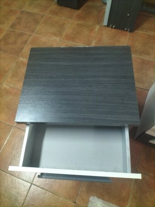 Escritorio blanco y negro con cajones
