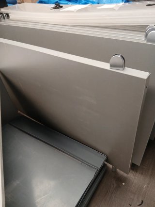 Mesas de oficina y separadores blancos