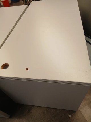 Mesas de oficina y separadores blancos