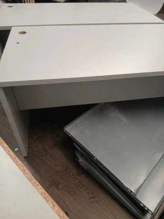 Mesas de oficina y separadores blancos