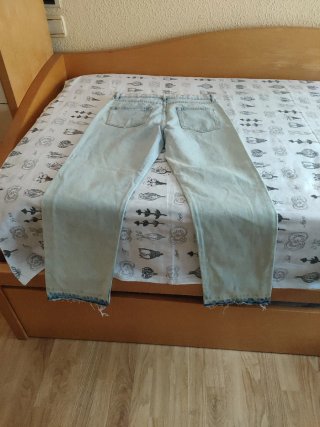Pantalón vaquero desgastado