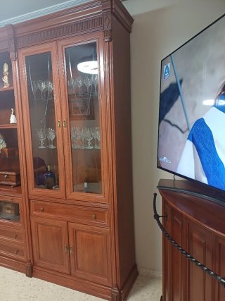 Mueble de madera con vitrina, de 3 metros