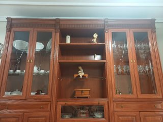 Mueble de madera con vitrina, de 3 metros