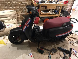 Daelim Besbi Scooter Negra y Roja