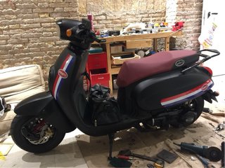 Daelim Besbi Scooter Negra y Roja