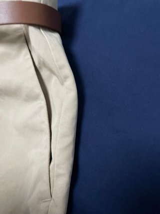 Pantalón beige con cinturón marrón