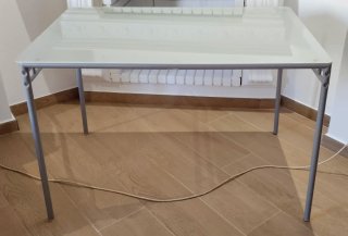 Mesa cristal y metal gris